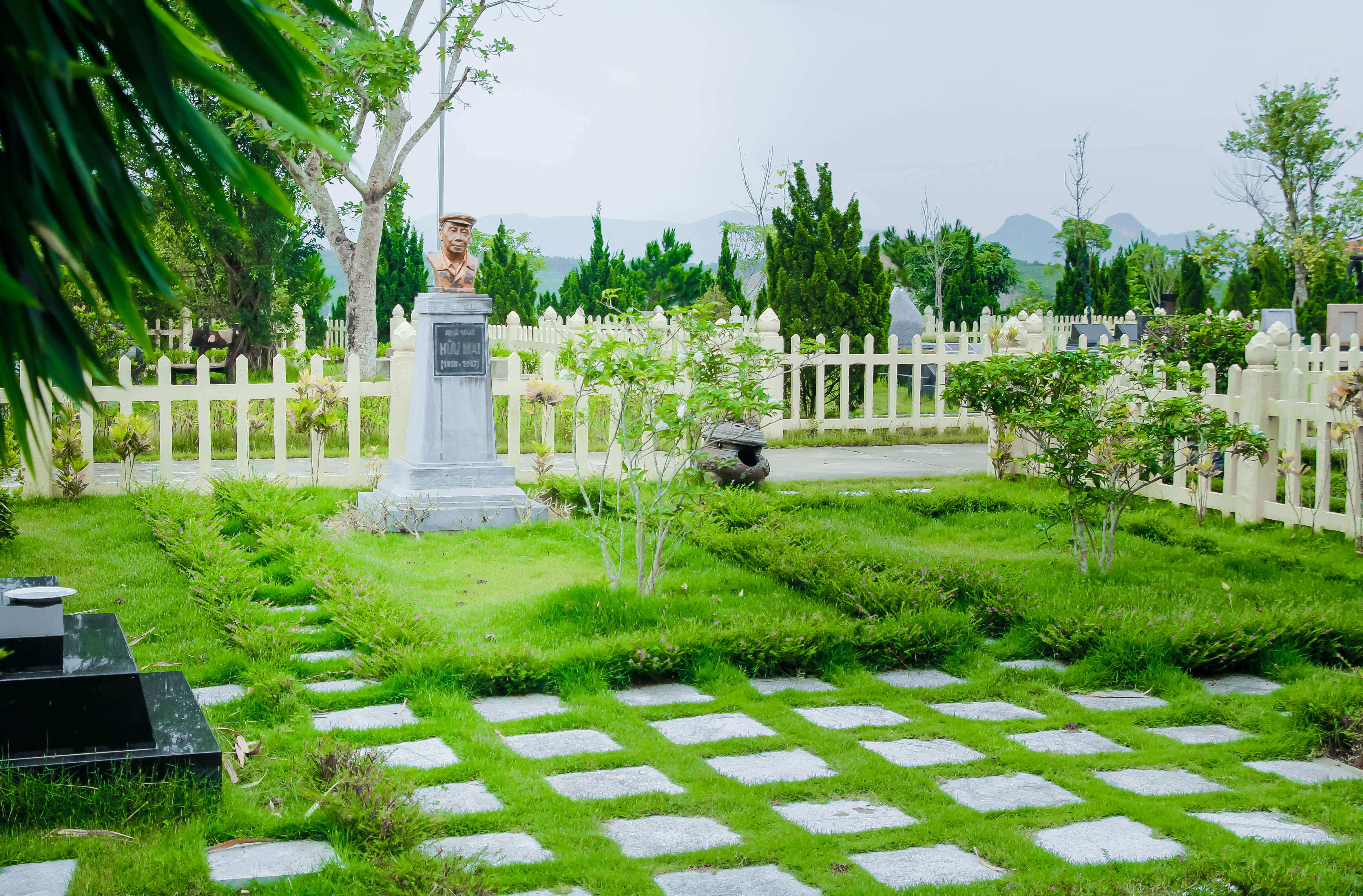 Khuôn viên cố nhà văn hữu mai nghĩa trang lạc hồng viên